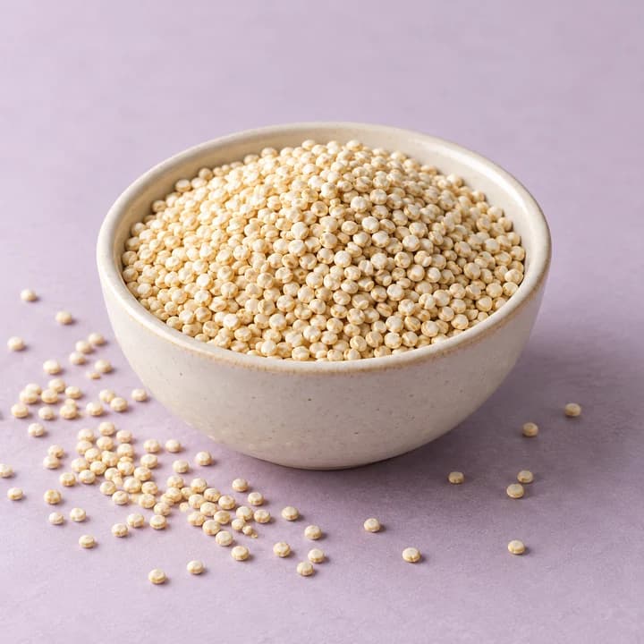 Quinoa – KI-Symbolbild Helle Quinoakörner in einer Keramikschale